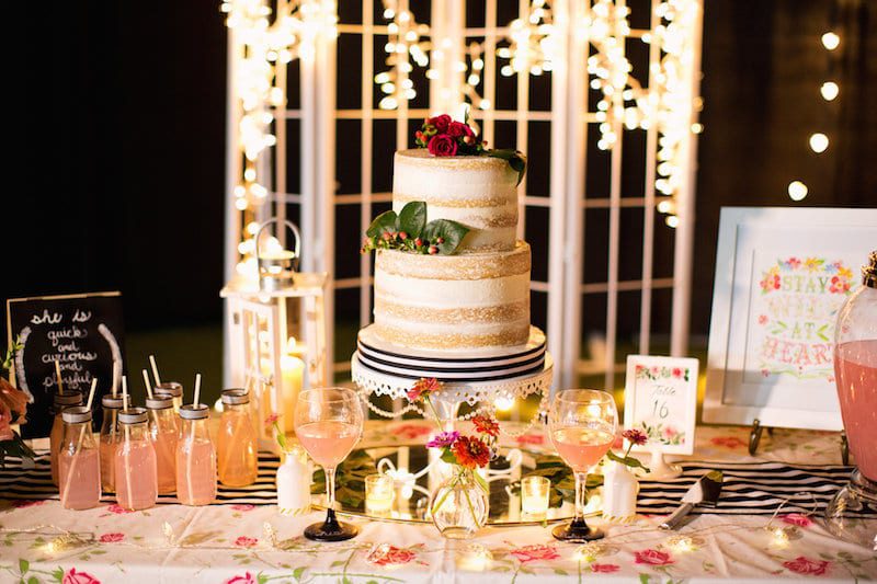 naked cake wedding table