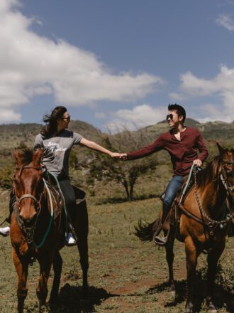 holding hsnds while horseback riding