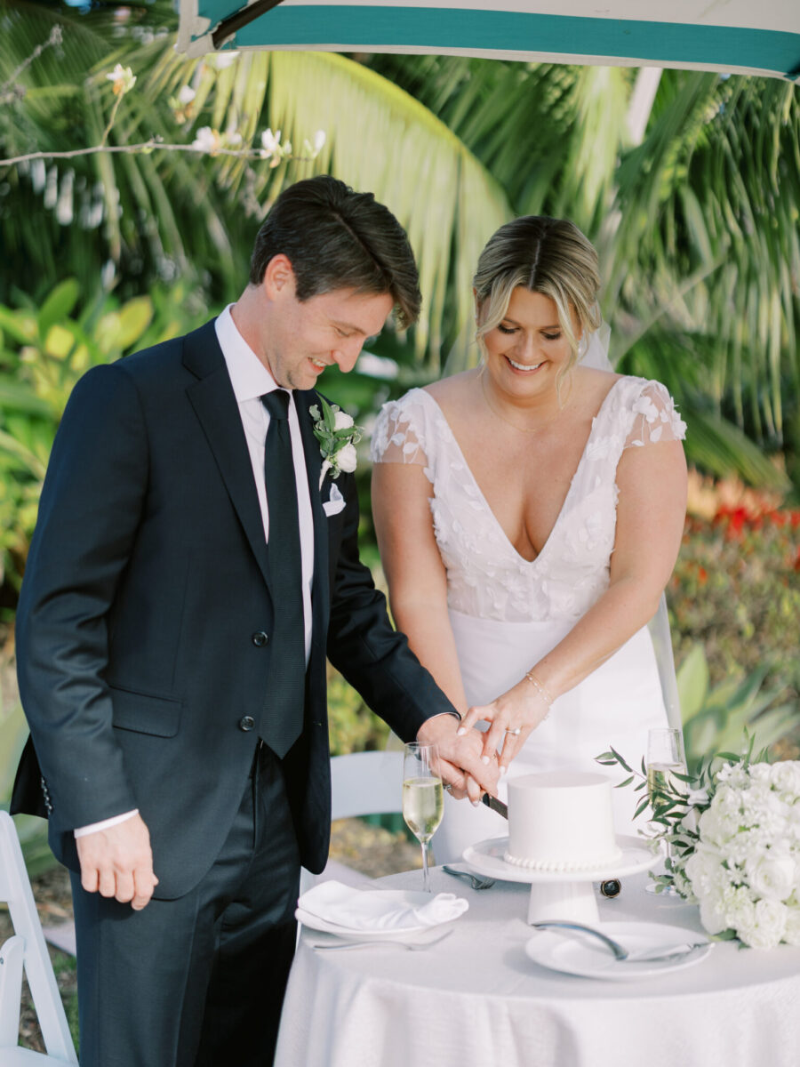 wedding cake cut elopement cake the yes girls